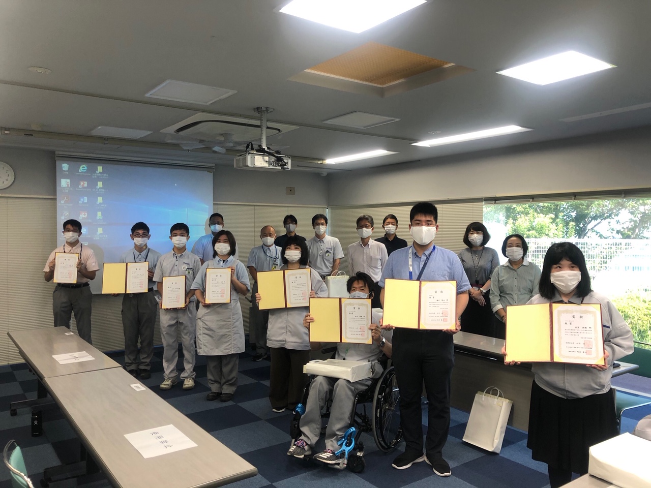 アビリンピック福岡大会入賞者集合写真