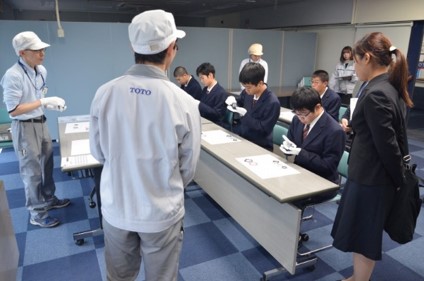 組立作業のデモンストレーション