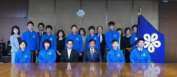 小川知事とサンアクアのアビリン選手たち