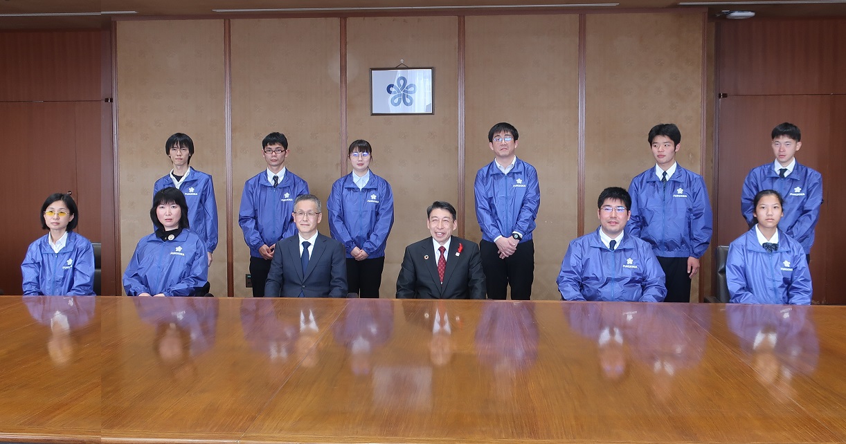 福岡県庁にてアビリン選手たち