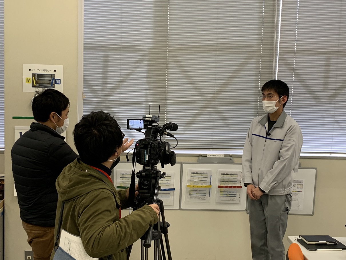 撮影に協力する社員