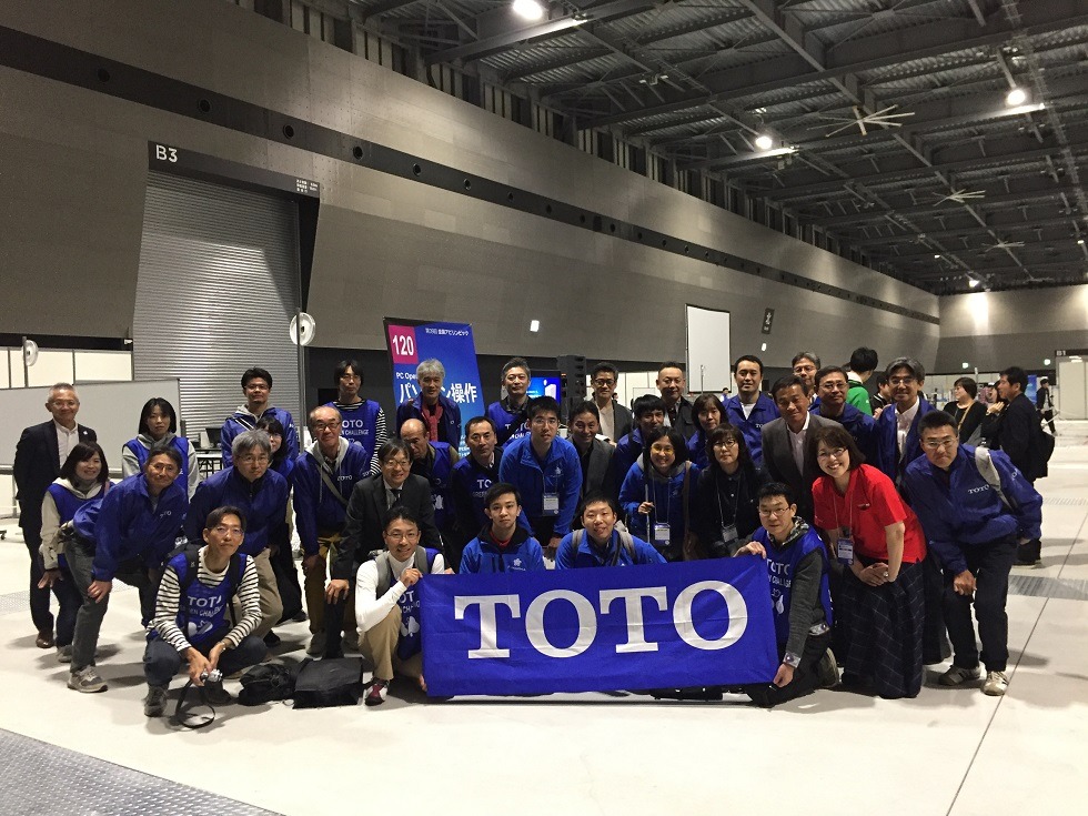 全国アビリンピック選手を囲んで集合写真