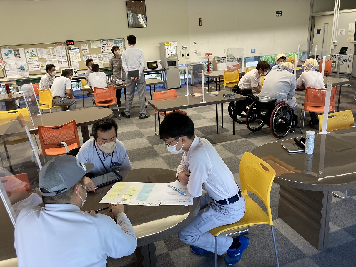 研修を受ける管理者たち