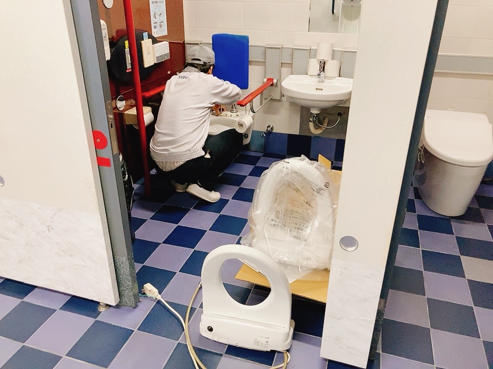 新型ウォシュレット設置風景